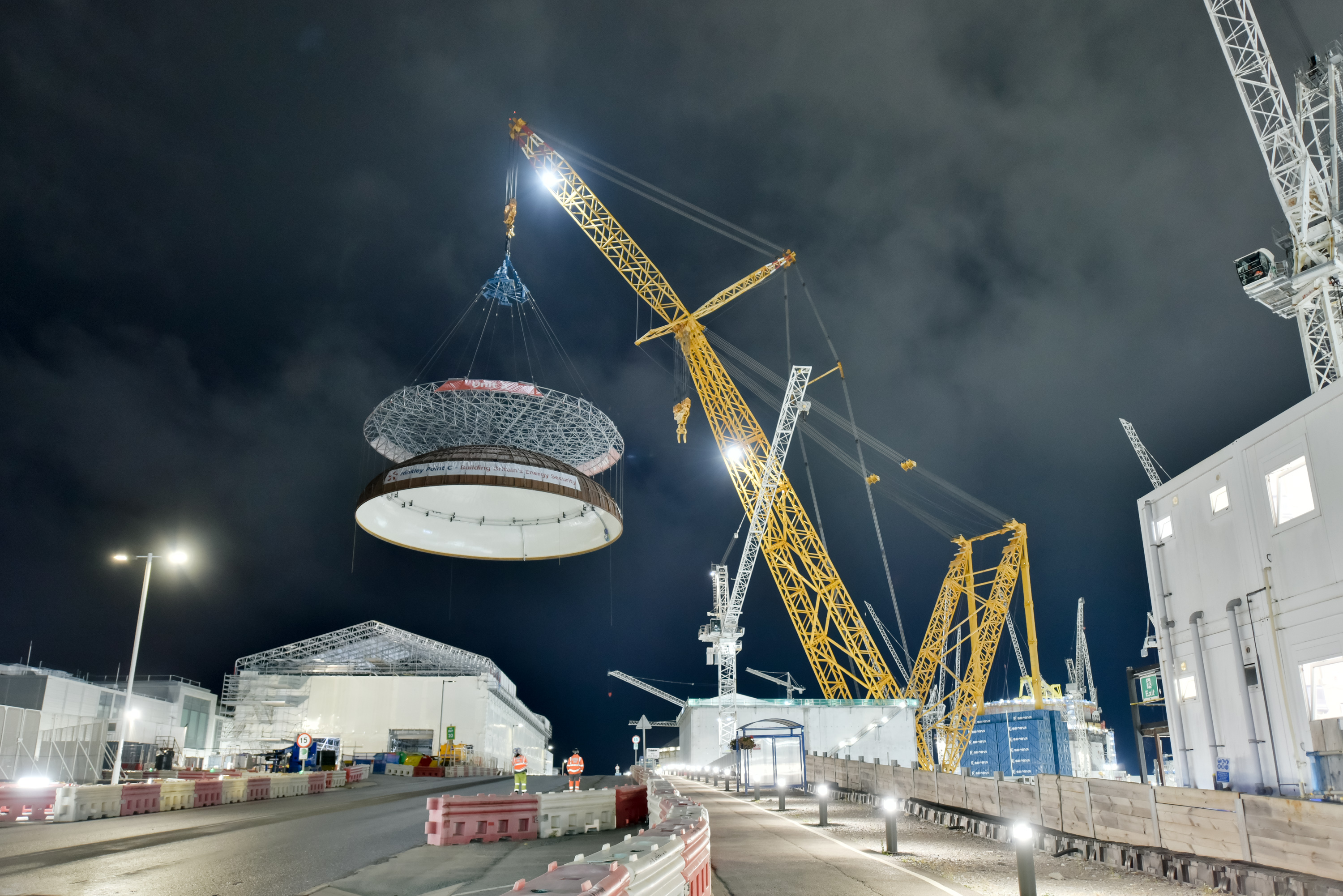 The dome closes the reactor building – allowing its fit out to accelerate.