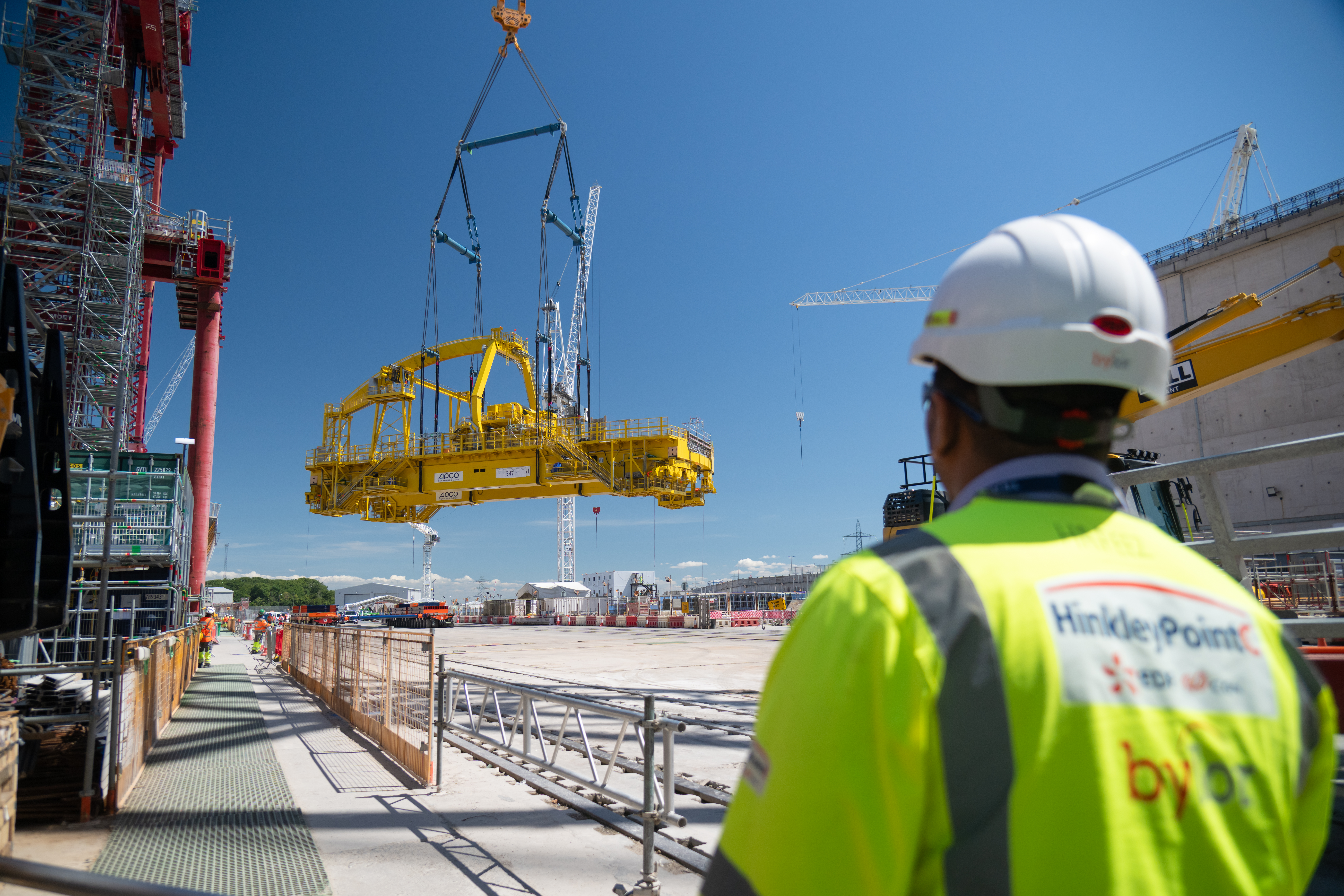 The "polar" crane will rotate 360° above the reactor and will lift heavy equipment.