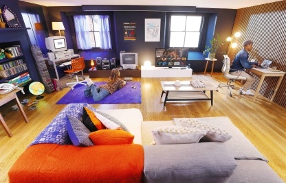 Lounge with half decorated in 1998 style and the other with 2023 tech and design