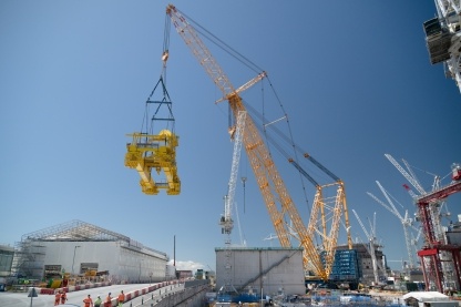 The world's largest crane, "Big Carl" installed the 750-tonne "polar" crane 