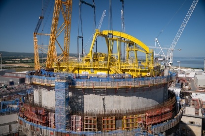 The second reactor building is now ready for its huge dome to be lifted