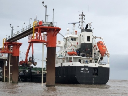 The first shipload of some 6,000 tonnes of sand was delivered by the MV Aastun, sailing from Bristol Port and the 500m long jetty has now been declared fully operational.