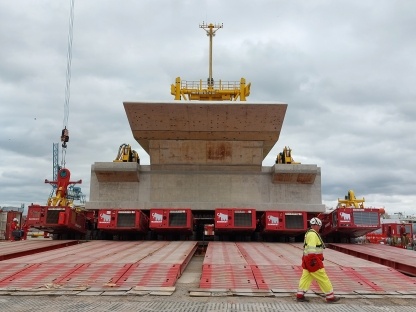 The intake head being carefully manoeuvred onto the barge.