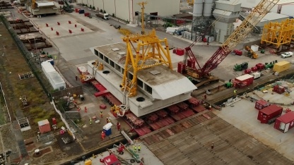 The operation to load a 5,000 tonne intake head onto a barge takes several hours