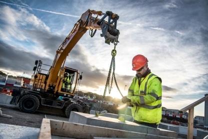 Oct 2016 - Lifting pre-cast foundations into position for Eastern Office Building