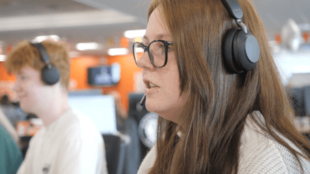 <energy specialist on the phone in EDF call centre>