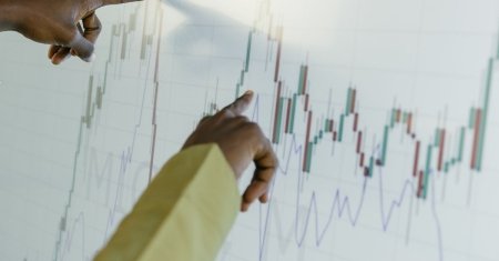 Enrgy image with experts pointing at forecast