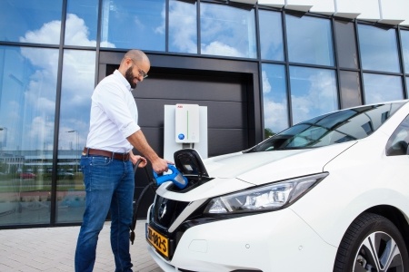 A new commercial charging service using vehicle-to-grid (V2G) technology in the UK