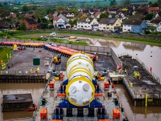 Steam Generator getting ready to leave Combwich Wharf